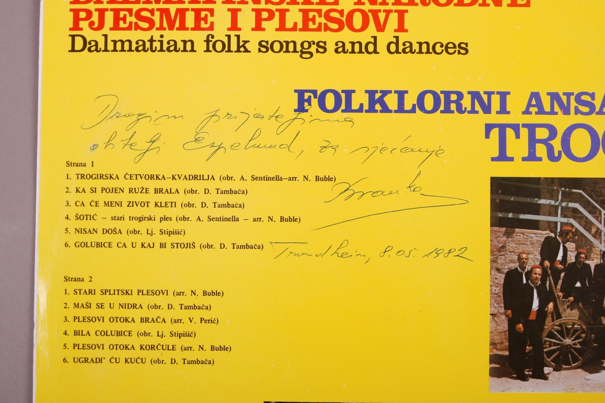 Grammofonplate i svart vinyl og plateomslag i papp. Plata ligger i en plastlomme. På baksiden av omslaget er det skrevet en kort tekst med blå penn, datert Trondheim, 8.05.1982.