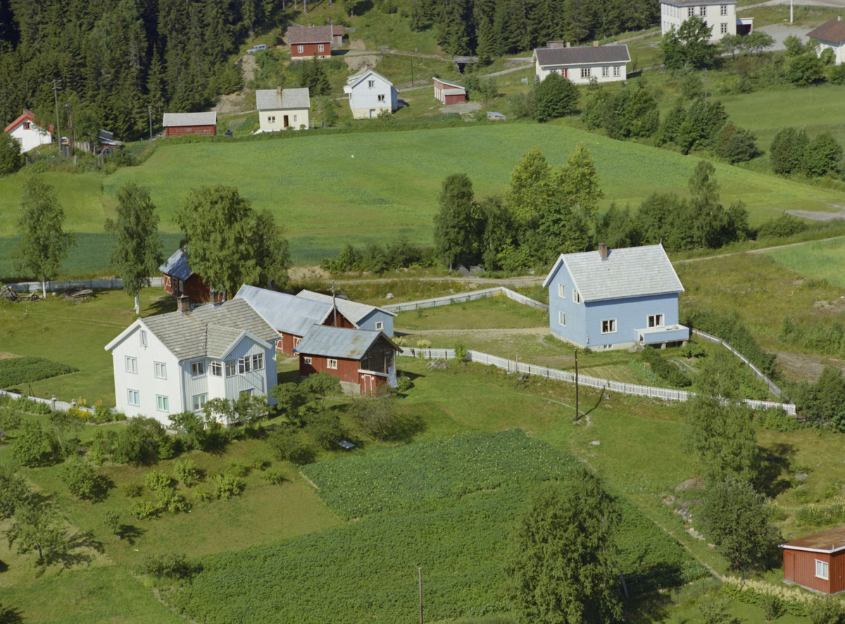 Lillehammer, Vingnes Husene ligger langs Hågåvegen, mens Øyre skole (Steinerskolen) skimtes øverst i høyre hjørne.