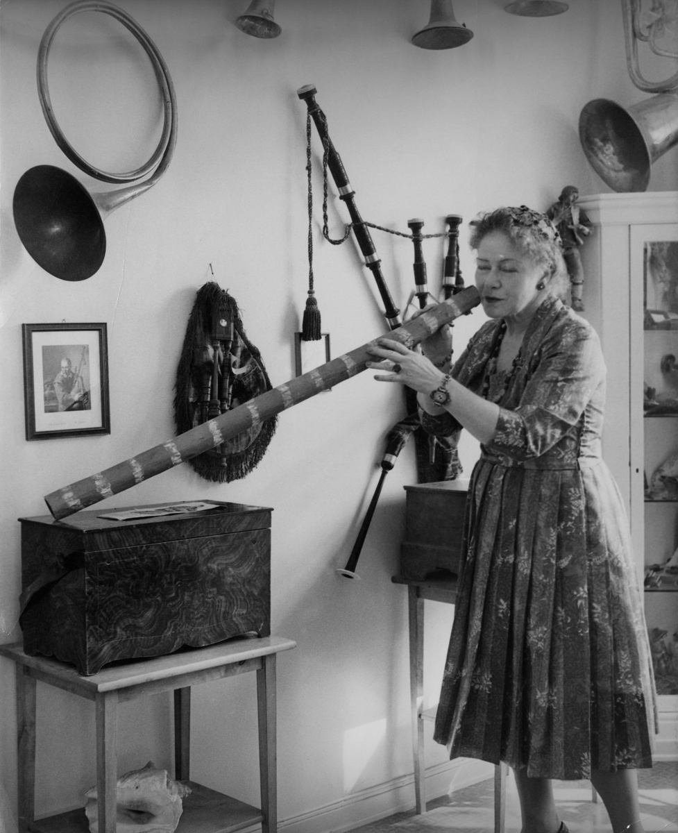 Victoria Bachke poserer med en australsk didgeridoo i den tidligere blåseinstrumentavdelingen (kirkerommet).