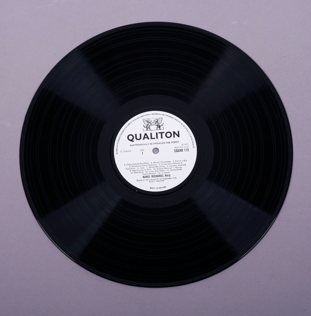 Grammofonplate i svart vinyl og plateomslag i papp. Plata ligger i en papirlomme med plast.