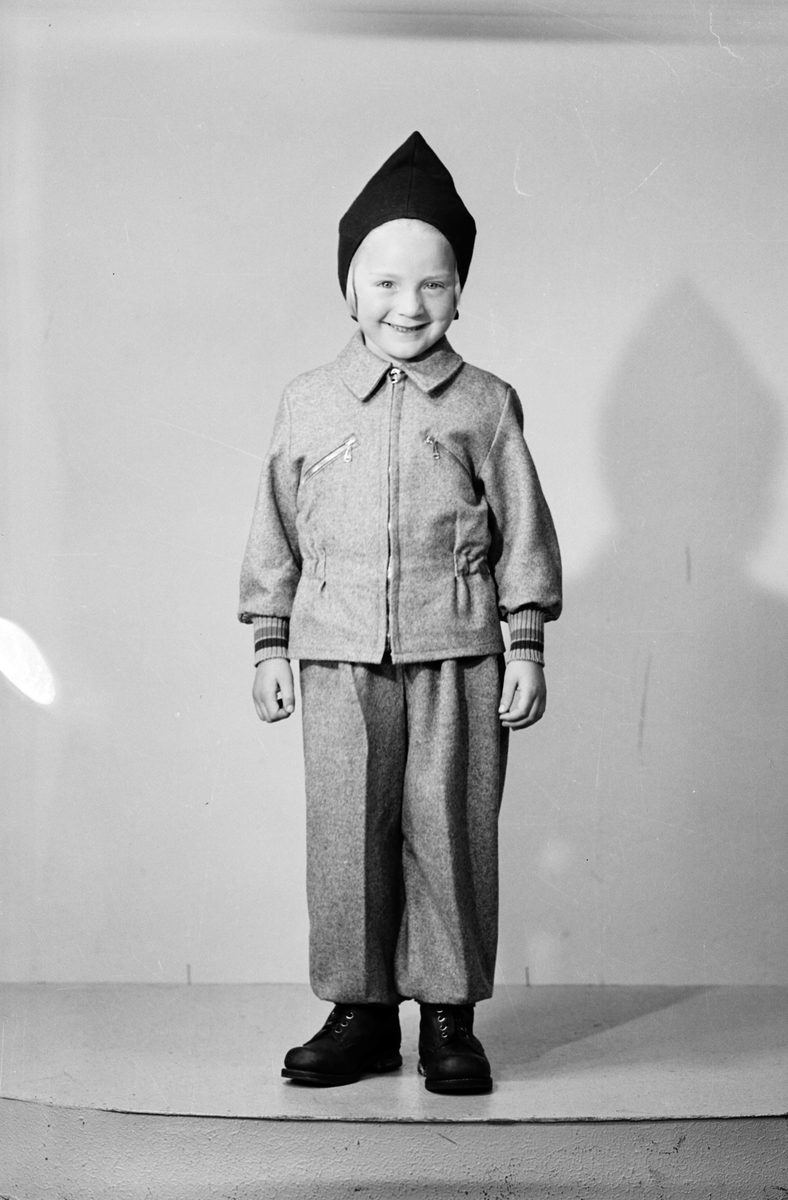 J. F Bellanders AB, Nygatan 49. Visning av barnkläder. Juli 1944
