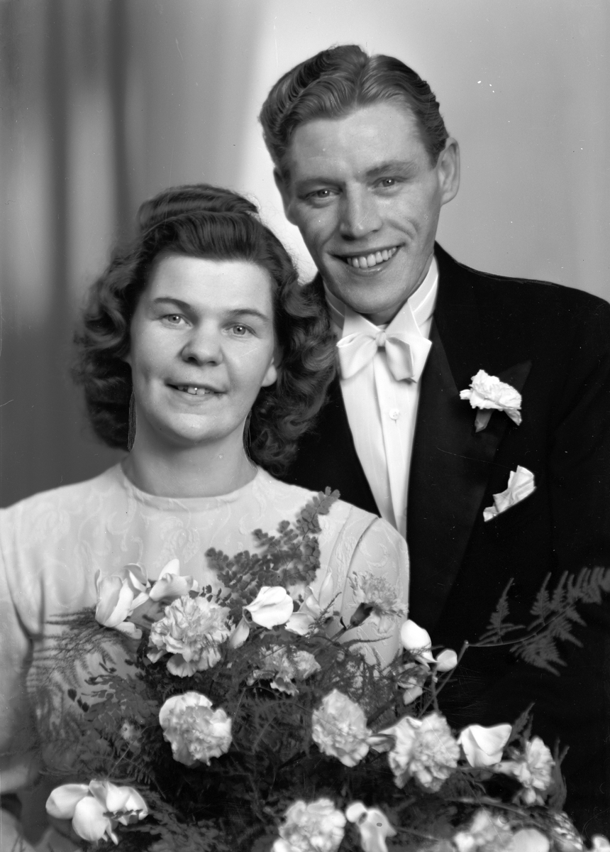 Brudpar Rudolf Heaster, Midgårdslingan 13, Lexe, Gävle. 15 december 1945.
