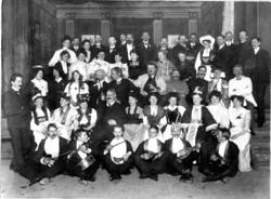 Utkledde mennesker på scene i Larvik