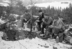 Matpause under forsøksdrift i Mathiesen Eidsvold Værks skoge