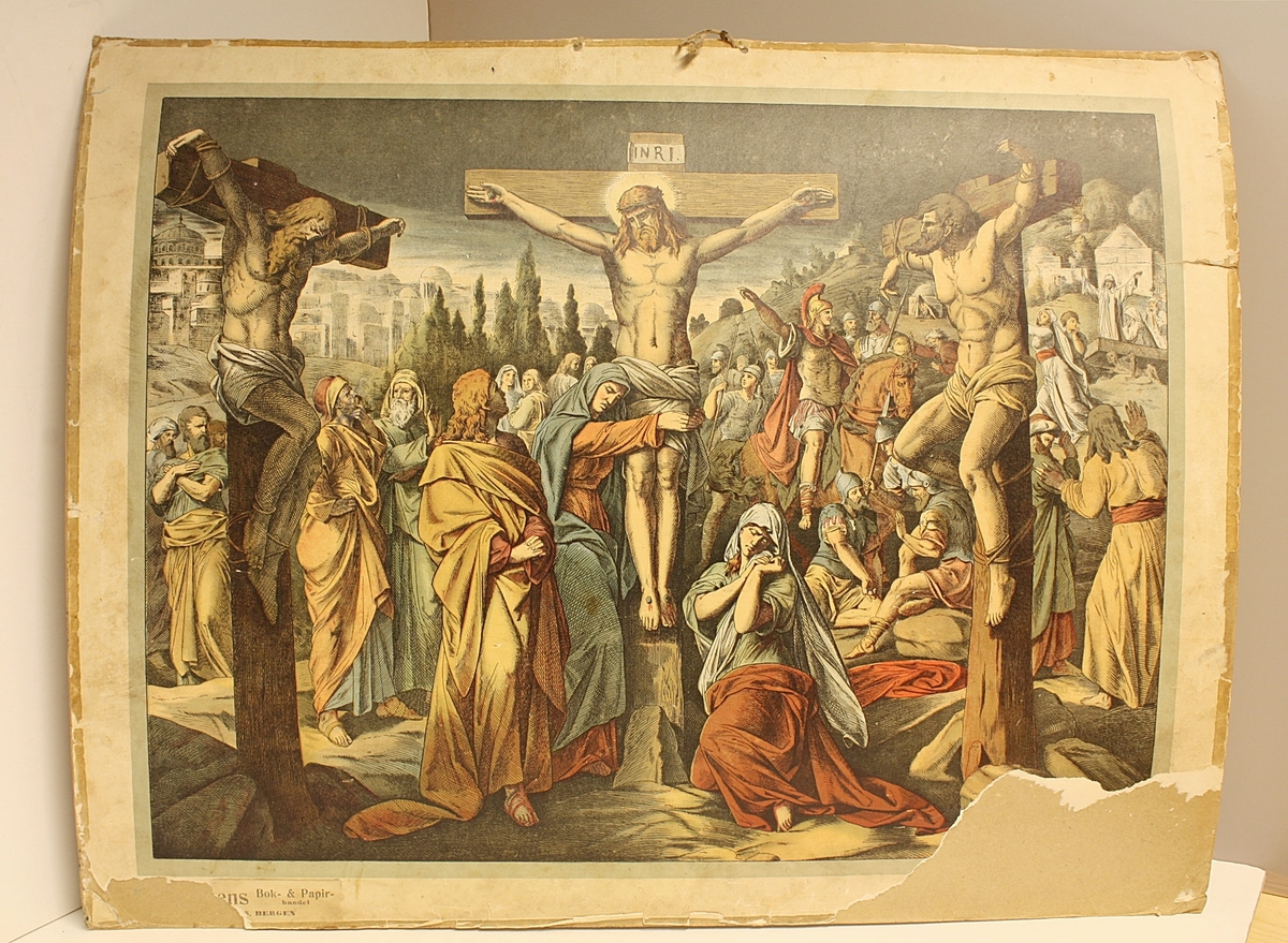 Rektangulær plakat. Menneskemengde. Tre korsfestede i forgrunnen. Jesus på korset i midten. Trær og byggninger i bakgrunnen. Skade i høyre hjørne.
Tall skrevet med kritt på baksiden.
