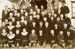 Holt skole i Hobøl, lærer og elever i 1899.
Navneliste komm