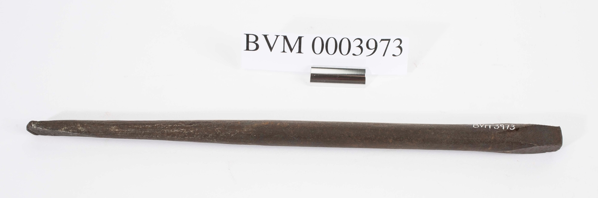 NTM: "Disse gamle jernbor er smidd ved Sølvverket og var
alminnelig brukt på slutten av det 19de århundre."
Jf. BVM 109 og 3974-3976.