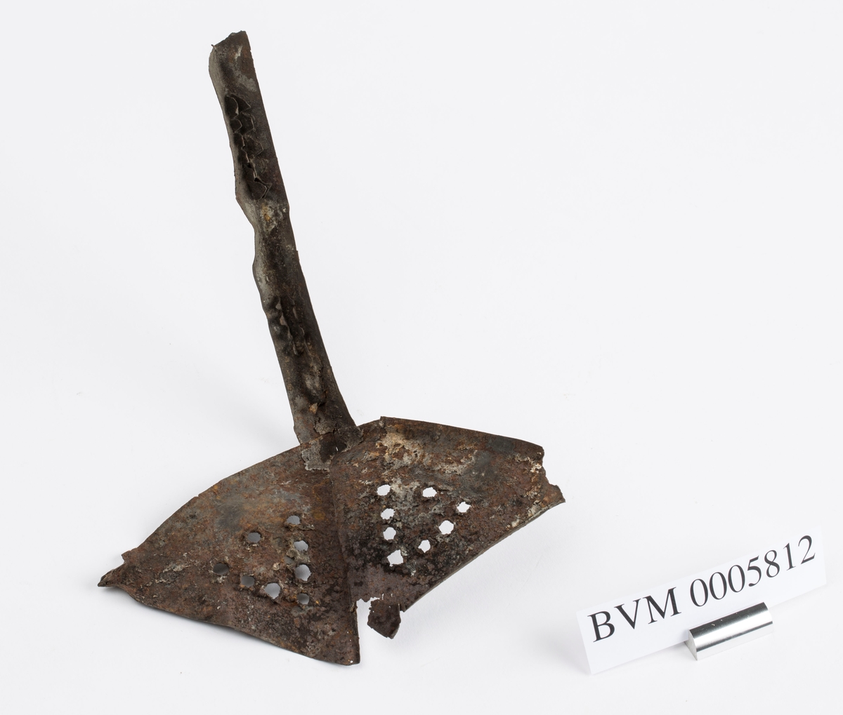 Deler av ei lykt av jern for talglys muligens brukt ved
hestetransport i gruva. Ser holder for laglys. Har hatt dør.
Mulig lysåpningene har vært dekket med med vom, tarm eller
lignende. Består av to deler som har falt fra hverandre.