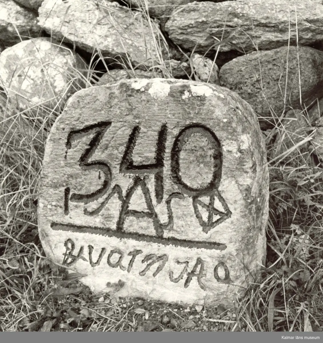 Sten på kyrkogården vid Källa ödekyrka.