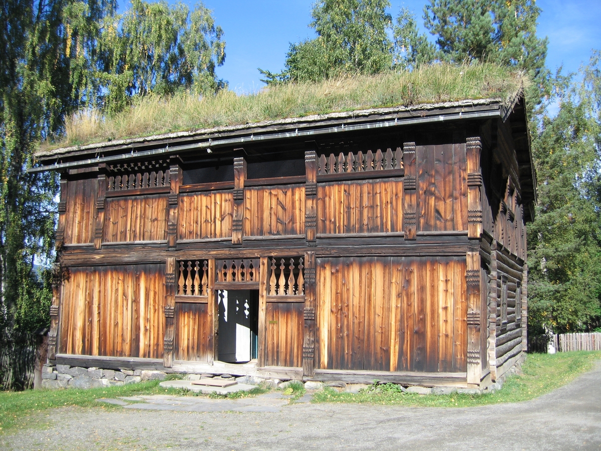 Laftet bygning i to etasjer. Svalgang i begge etasjer på inngangssiden, inntrukket svalgang på nordøstre fasade, der svalgangen ender i en utstikkende "hemmelighet", en utedo. Lukket svalgang i første etasje, delvis åpen svalgang i andre etasje. I svalgangen trapp til andre etasje. Fra svalgangen i første etasje dør inn til stua. Fra stua er det dør inn til et lite kjøkken i nordre hjørne og et kammers i østre hjørne.Stua har malte paneler med bilder med allegoriske motiver, som framstiller sanser og årstider, malt etter trykte forlegg. Disse er malt av Peder Ådnes, og kommer opprinnelig fra Bjellum i Jevnaker. I kammerset er det satt opp to paneler som er framstillinger av gardstunet på Bjellum.