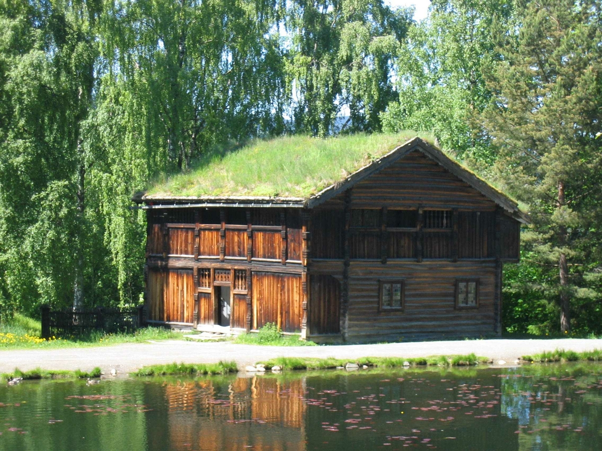 Laftet bygning i to etasjer. Svalgang i begge etasjer på inngangssiden, inntrukket svalgang på nordøstre fasade, der svalgangen ender i en utstikkende "hemmelighet", en utedo. Lukket svalgang i første etasje, delvis åpen svalgang i andre etasje. I svalgangen trapp til andre etasje. Fra svalgangen i første etasje dør inn til stua. Fra stua er det dør inn til et lite kjøkken i nordre hjørne og et kammers i østre hjørne.Stua har malte paneler med bilder med allegoriske motiver, som framstiller sanser og årstider, malt etter trykte forlegg. Disse er malt av Peder Ådnes, og kommer opprinnelig fra Bjellum i Jevnaker. I kammerset er det satt opp to paneler som er framstillinger av gardstunet på Bjellum.