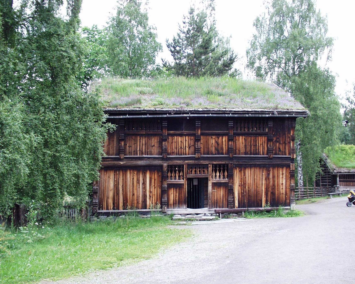 Laftet bygning i to etasjer. Svalgang i begge etasjer på inngangssiden, inntrukket svalgang på nordøstre fasade, der svalgangen ender i en utstikkende "hemmelighet", en utedo. Lukket svalgang i første etasje, delvis åpen svalgang i andre etasje. I svalgangen trapp til andre etasje. Fra svalgangen i første etasje dør inn til stua. Fra stua er det dør inn til et lite kjøkken i nordre hjørne og et kammers i østre hjørne.Stua har malte paneler med bilder med allegoriske motiver, som framstiller sanser og årstider, malt etter trykte forlegg. Disse er malt av Peder Ådnes, og kommer opprinnelig fra Bjellum i Jevnaker. I kammerset er det satt opp to paneler som er framstillinger av gardstunet på Bjellum.