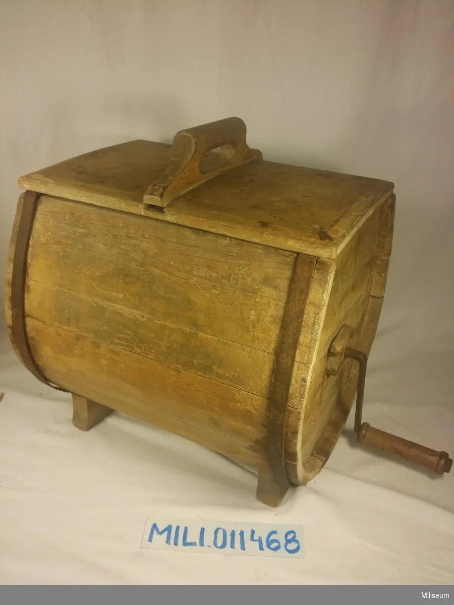 Tvättmaskin/smörkärna av trä med järnbeslag. Sent 1800-tal.