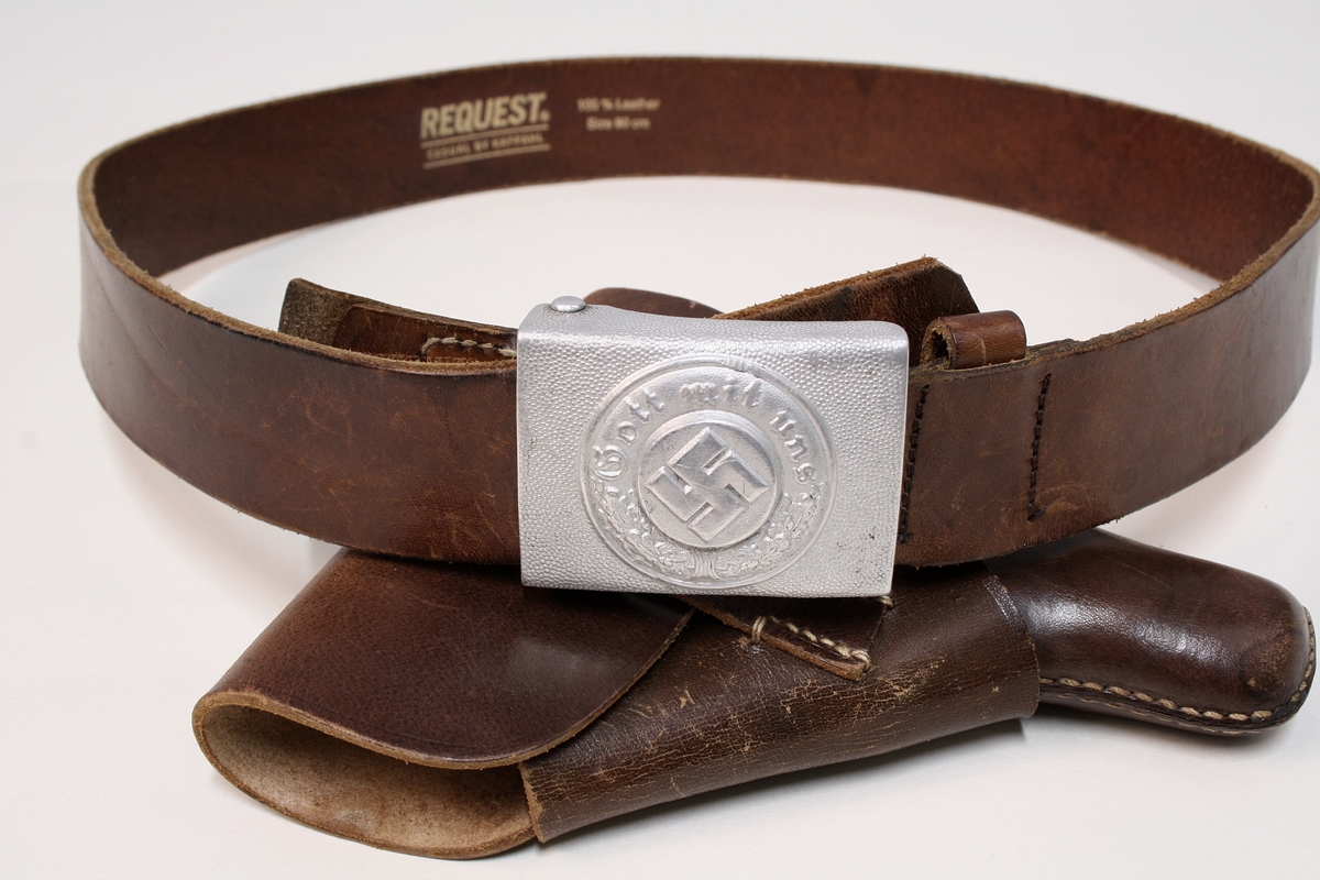 Full uniform med støvler. På brystet har den en pins (Politiets dag 1942), en bånd (Minne-/deltakermedalje 1914-1918) og EK. 2. klasse bånd. Den har også fløyte i brystlommen. 

Skulderdistinksjoner til en oberwachtmeister

I lommen var det stoff lapper og sytråd med nål. 

På beltet har den pistolhylster med Walther PP magasin.