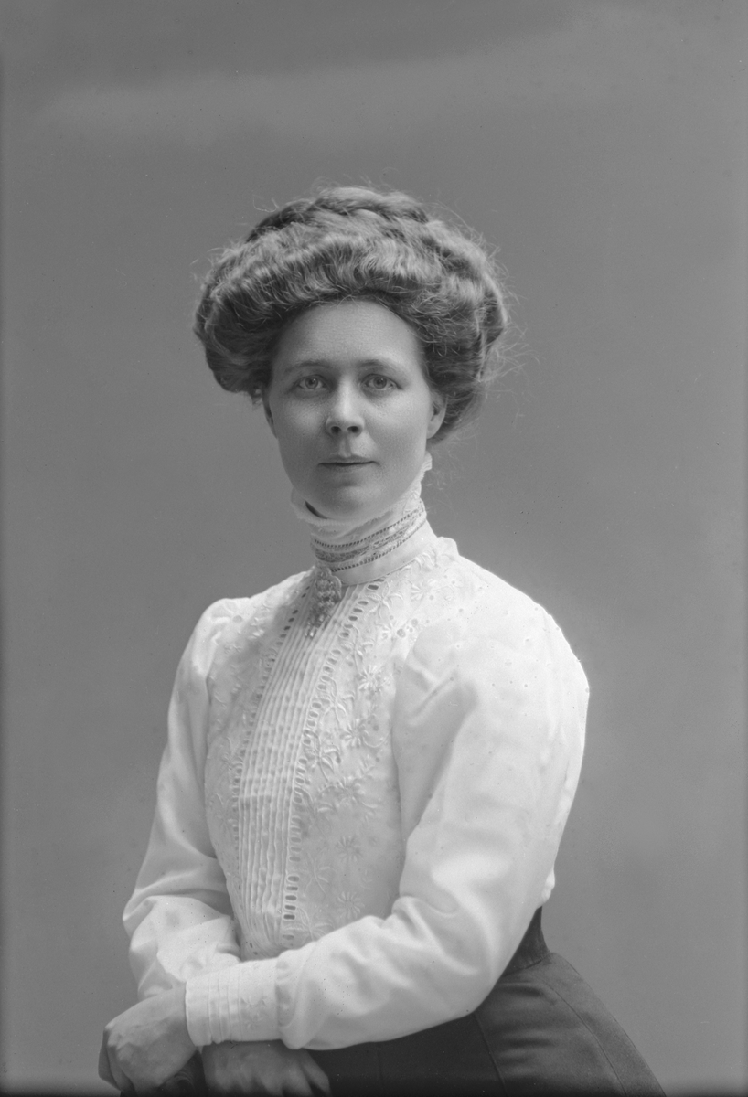 Porträtt från fotografen Maria Teschs ateljé i Linköping. 1910.
Beställare: Hulda Löf.