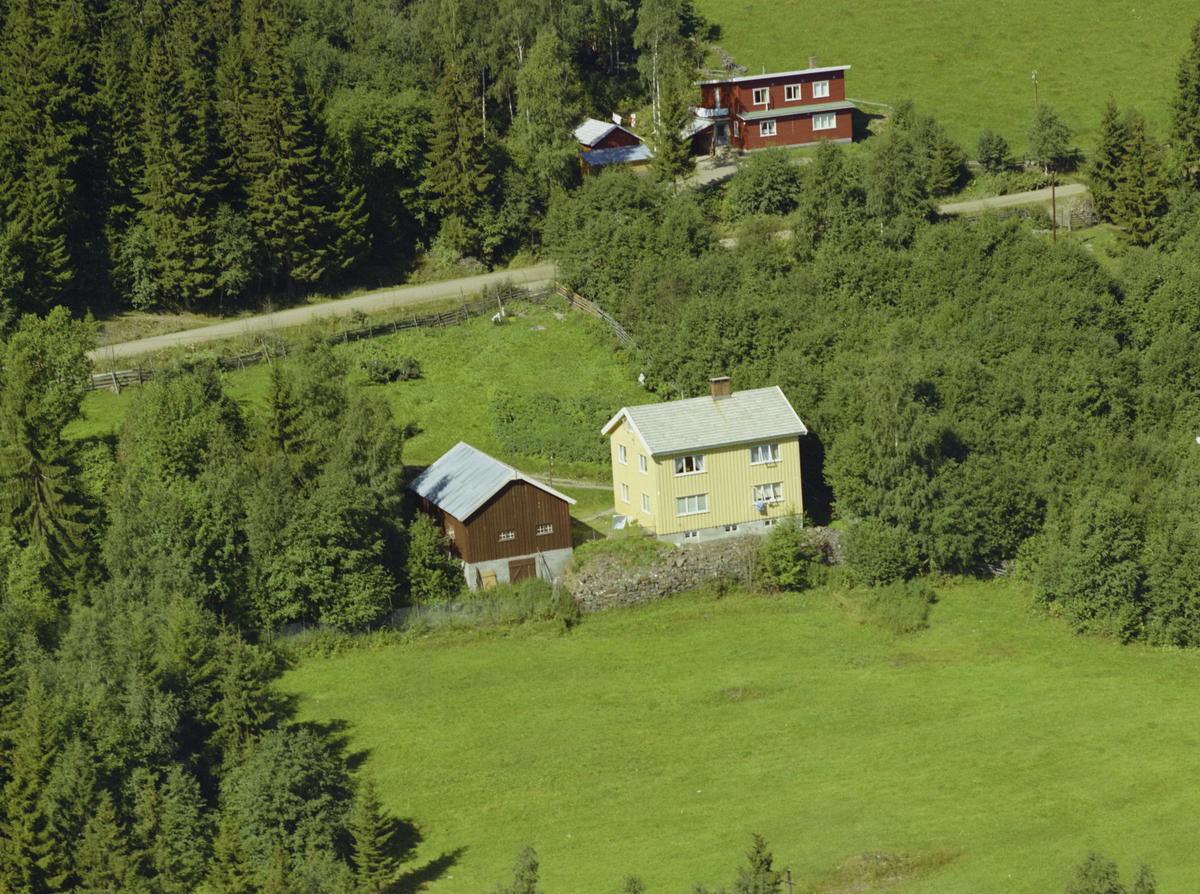 Fåberg, Det gule huset er Skoglund og området er merket Holoa. Det røde huset bak er Bjørkholt.