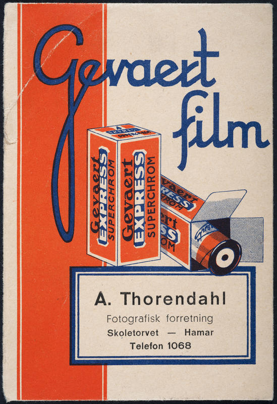 Rødoransje og gråhvit plakat med tegninger av filmruller og skriften Gevaert film i blå løkkeskrift.
