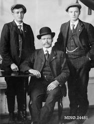 Portrett av tre stramme karer, far og to sønner