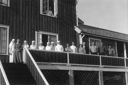 Sykepleiere og pasienter foran sykestua "Heimly" på Borkenes