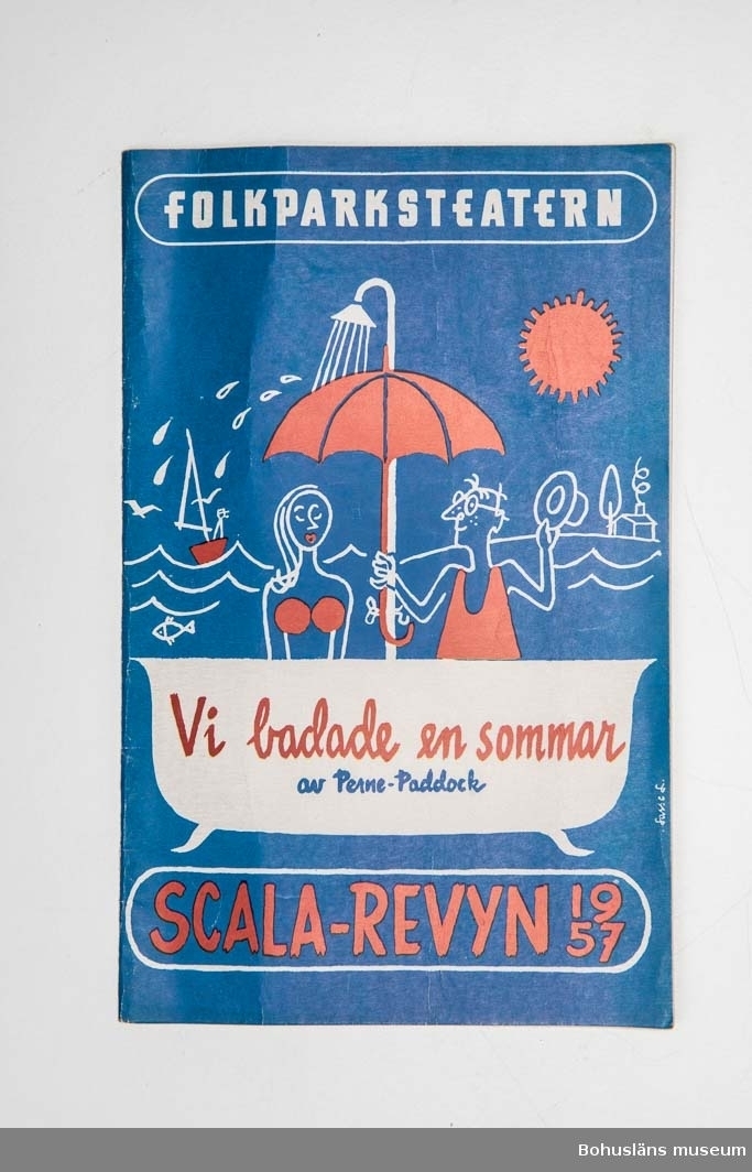 Tryckt teaterprogram, Folkparksteatern "Vi badade en sommar" 1957. Tvåfärgat omslag och inlaga 24 sidor sv/v med presentation av föreställningen och den aktuella uppsättningen med dess medverkande, ibland med fotografier. Annonser.