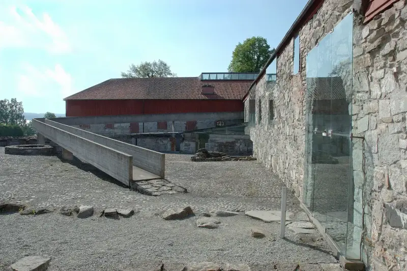 Storhamarlåven og borggården fra middelalderen gjort om til museum med betongrampe og store glassdører og -vinduer av Sverre Fehn.