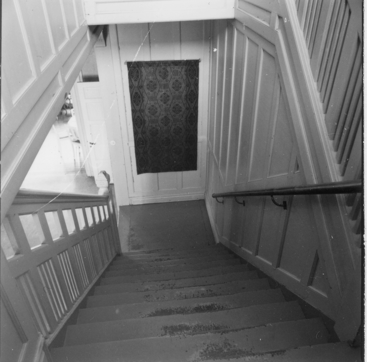 Bottenvåningen, trappa i hallen från vilplan mot bottenvåningen.
