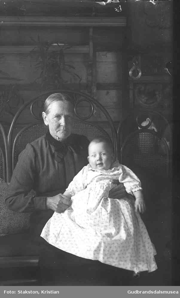 Anne Frisvold (f. Blakar 1850?) med barnet Pål Frisvold (f. 1918)