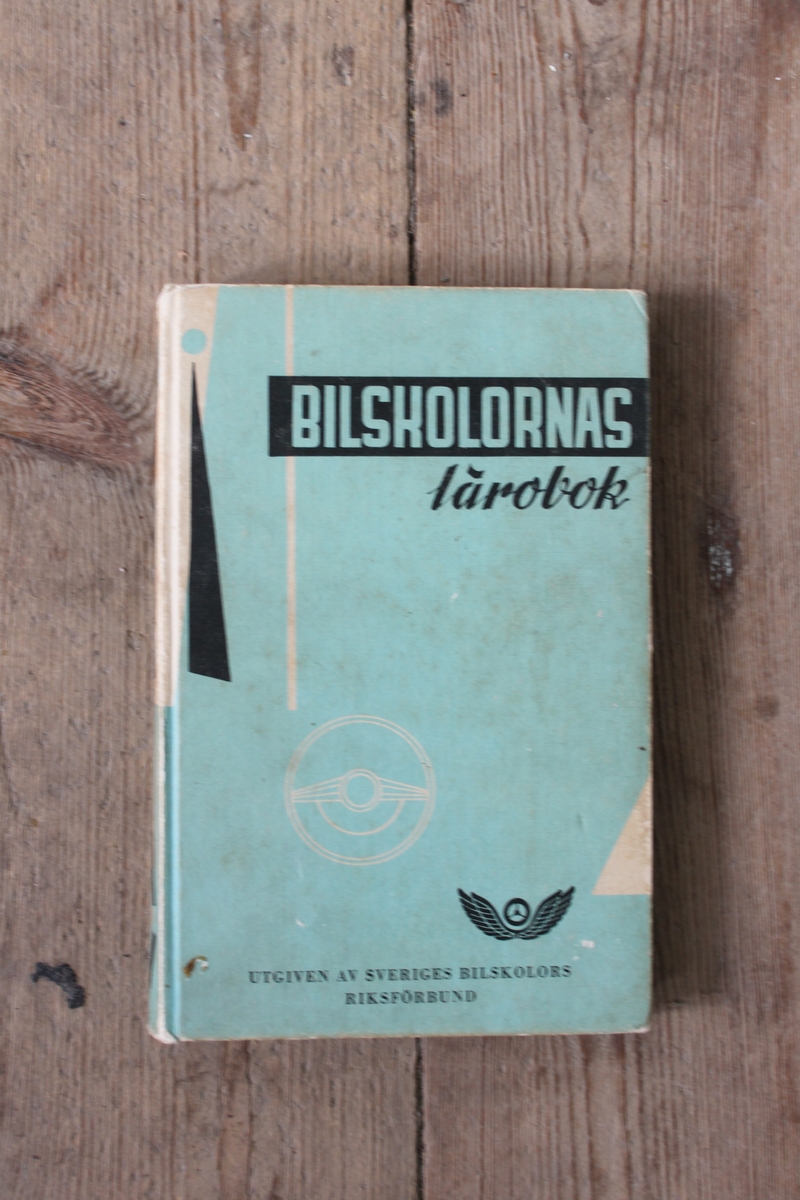 Lärobok för bilkörkort från 1959. Tryckt hos Aktiebolaget Littorin Rydén Boktryckeri, Örebro.