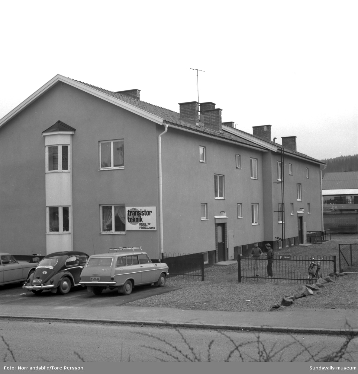 Flerfamiljsfastighet vid Kubikenborgsgatan 8. I huset finns även F:a Transistorteknik.