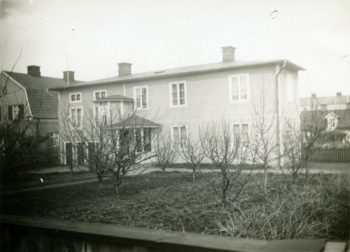 Bostadshus med trädgård, Folkungagatan 7. Huset revs på 1970-talet.