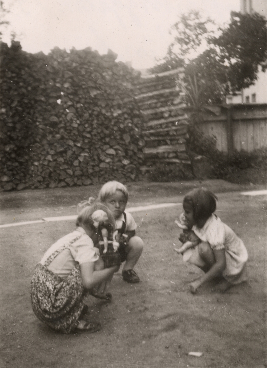 Bilden visar tre barn på Drottninggatan 15, Inger Lilja (född Andersson) längst till höger.