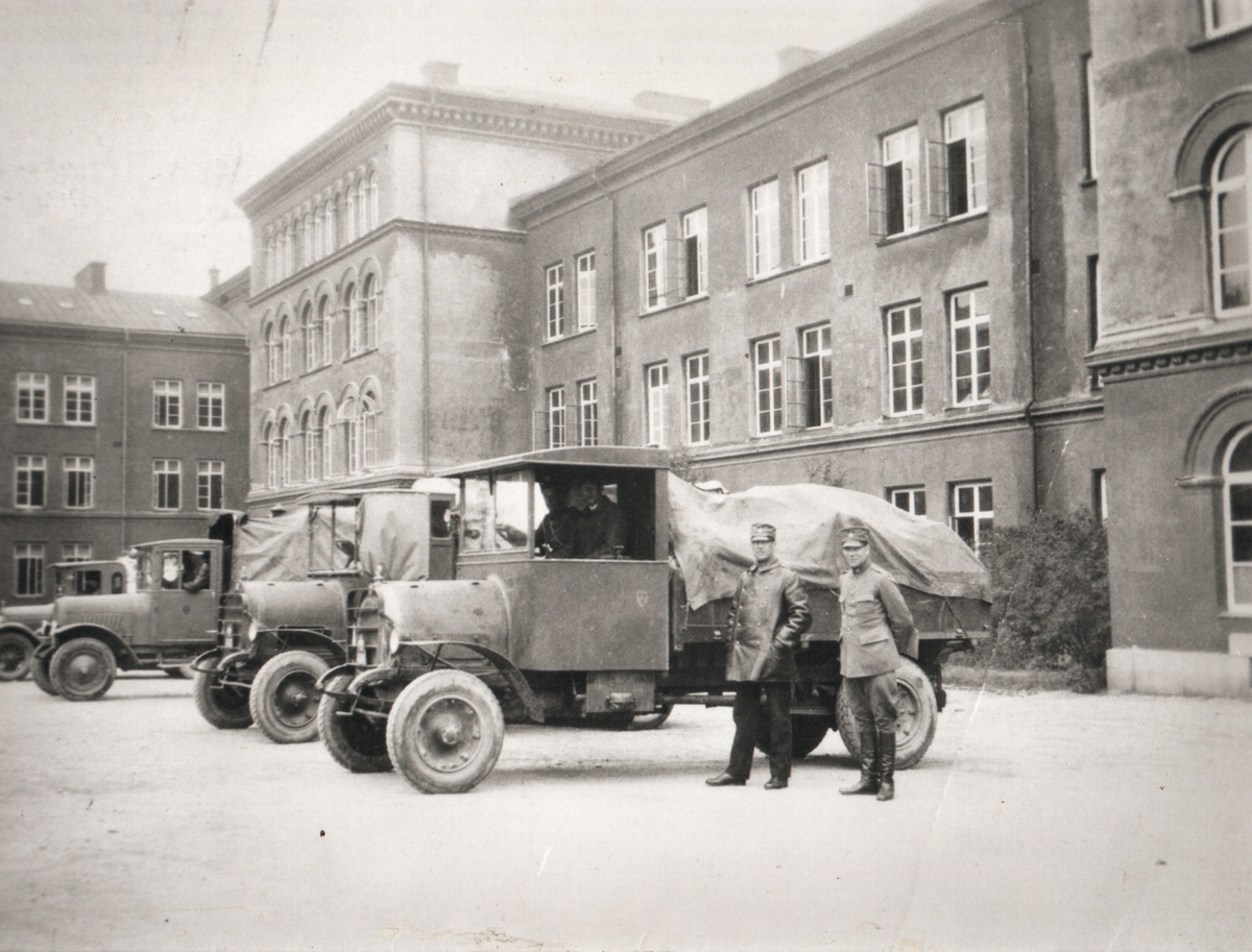 Militärer från T6 i Tidaholm var under 1910-talet utlånade till T1 i Linköping. Här är några av dem på bild där de poserar framför ett av sina fordon.