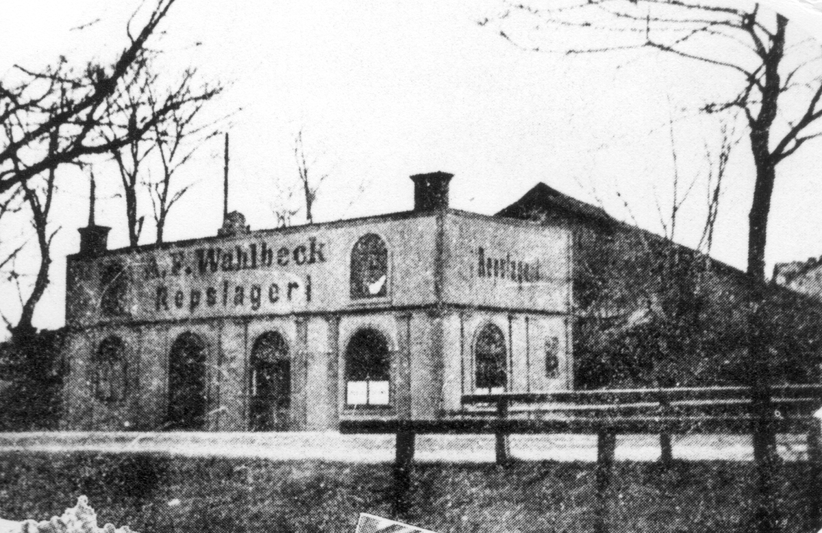 A. F. Wahlbeck Repslageri.
Kontors- och butiksbyggnad med repslagarebanan bakom. Den paviljongliknande byggnaden uppfördes på 1860-talet av byggmästaren Jonas Jonsson som hamnkontor och var placerad vid Stångån. Byggnaden inköptes 1877 av repslagaremästare A F Wahlbeck (1852-1903). Han flyttade den till Kanberget, nuvarande Storgatan 92, där den nyttjades som kontor, butik och magasin. När Wahlbecks 1913 flyttade sin verksamhet till området söder om kyrkogården flyttades även denna byggnad för att 1944 inredas till museum. 1957 flyttades byggnaden och museet till Gamla Linköping.
År 1876 startade Adolf Fredrik Wahlbeck ett eget repslageri. Han lät uppföra en cirka tre hundra meter lång repslagarbana väster om Kanberget. Av banan låg cirka åttio meter under tak, medan återstoden löpte i det fria. Banans norra ände slutade där numera Storgatan 90 och 92 gränsar till varandra. 1913 flyttades verksamheten till ett område strax söder om griftegården, kallad Johannesborg, ibland Johannisborg. År 1970 såldes reptillverkningen och 1972 köptes Wahlbecks upp av golvföretaget Tarkett i Ronneby.