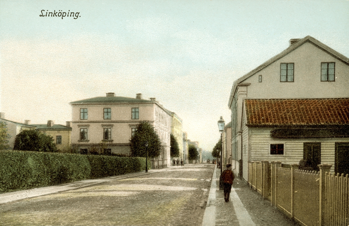 Bildtext: Linköping.
Drottninggatan mot öster sedd från S:t Larsgatan. Den vänstra byggnaden har adressen Drottninggatan 17.