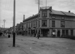 Storgata i Gjøvik. Hjørnebygningen er forretningen til papir