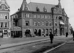 Grand Hotel i Hamar med Jernbanekafeen. Til venstre Søstrene