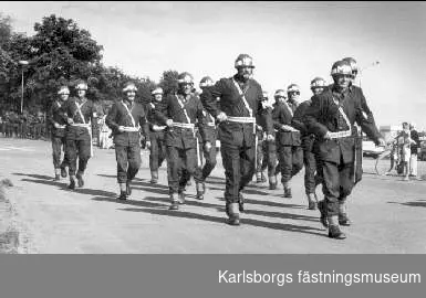 Regementets avsked av Skövde. Paraderande trupp söder livhusarkasern. I täten: Kapten Ingemar Johansson.