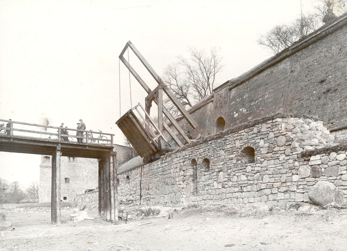 Vallgraven vid vindbryggan på slottet torrlagd under utgrävningarna på 1930-talet..