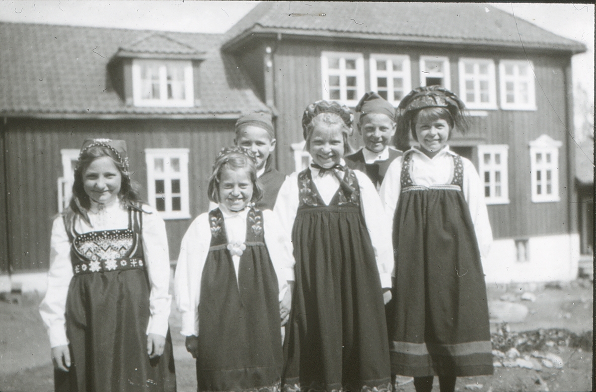 6 bunadskledde jenter, elever ved Brusetkollen friluftsskole.