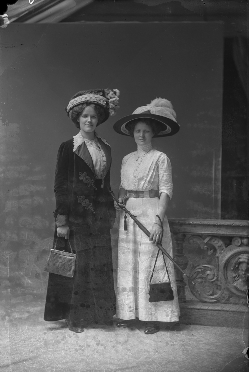 Porträtt från fotografen Maria Teschs ateljé i Linköping. 1912.06.24. Beställare: Edith Anderson. Två kvinnor.