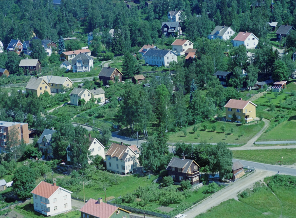 Flyfoto, Lillehammer, bebyggelse, ved Hamarvegen og krysset  Åkervegen til høyre med Erik Vullums veg bakenfor. Hamarvegen 10 er det brune huset i front som sammen med naboene er erstattet med terrassehus.