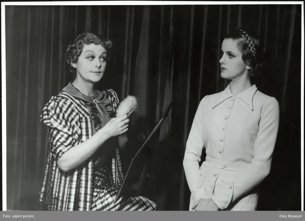 dobbeltportrett, kvinner, skuespillerinner, rollebilde, mor og datter i "Hele byen snakker" på Centralteatret, stående halvfigur, kostymer