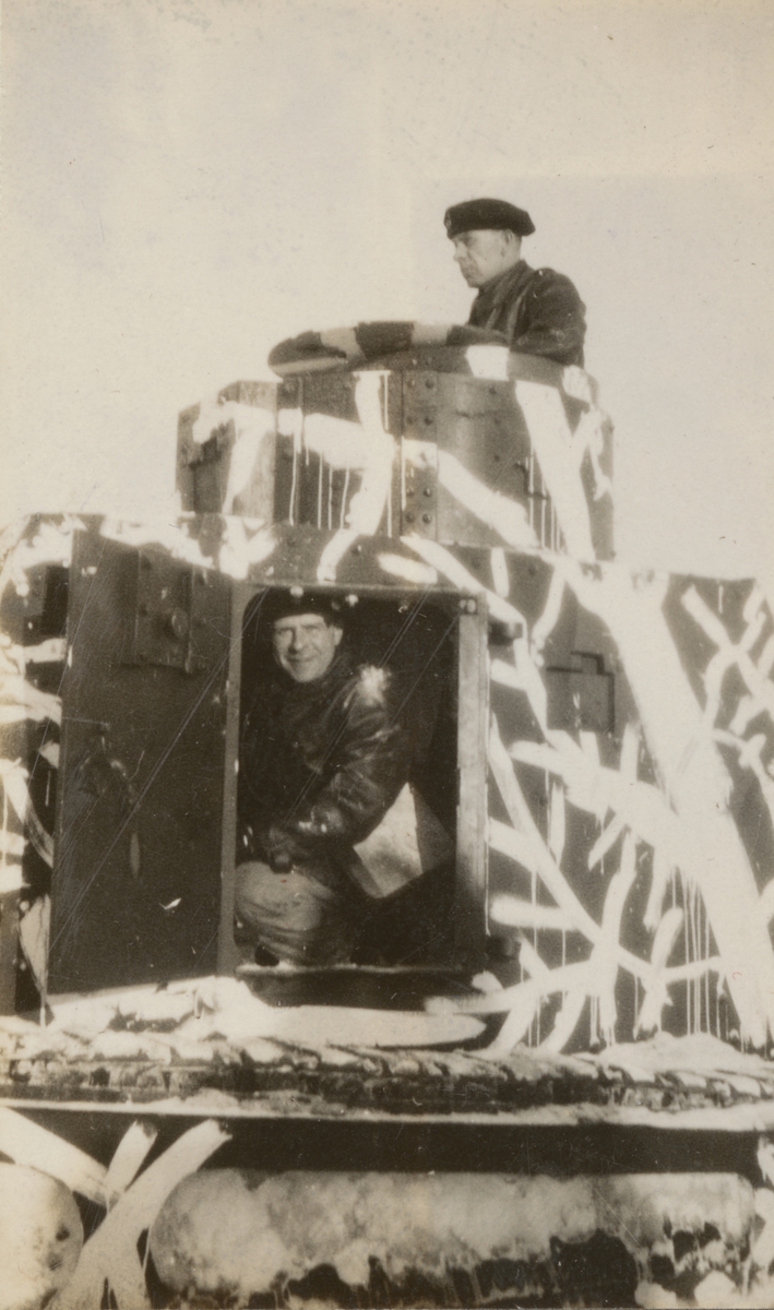 Kapten Gösta Bratt Hallands regemente I 16 och löjtnant Erik de Maré Dalregementet I 13 i stridsvagn m/1921 (eller m/1921-1929). Göta livgardes stridsvagnsbataljon på vinterövning i Boden.