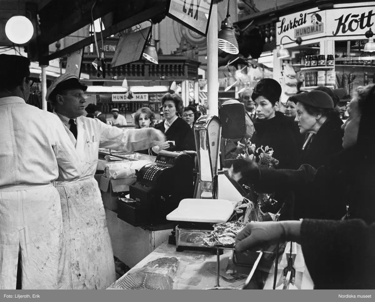 ”Östermalms Saluhall”. Lång kö framför fiskhandlare.