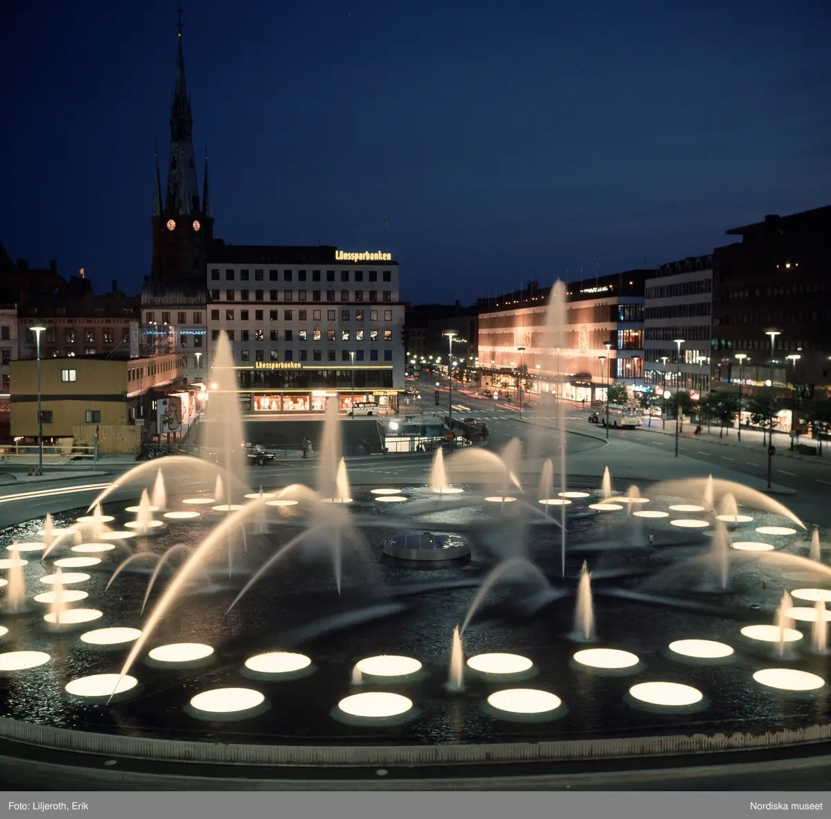 Sergels torg, Stockholm, kv&auml;ll. Utsikt mot entr�n till T-centralen, &Aring;hl�nshuset och Klara kyrka.