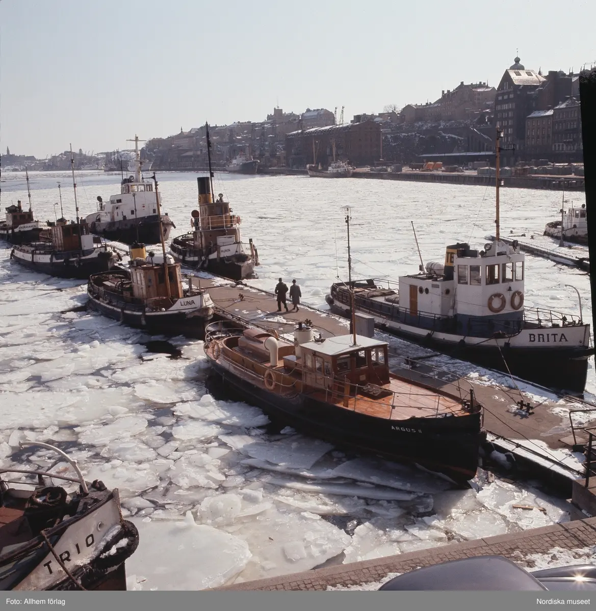 B&aring;tar vid Slussen, Stockholm. Vinter.