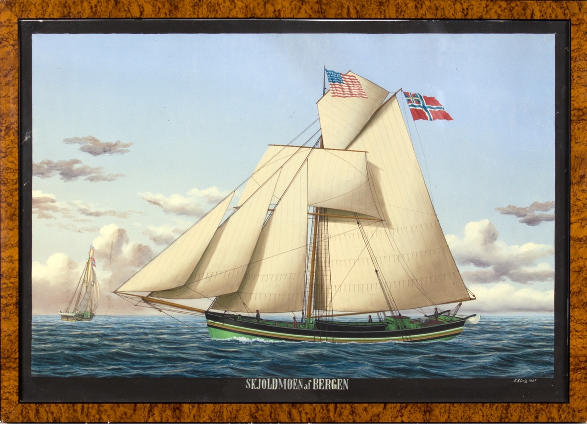 Skipsportrett av jakt SKJOLDMØEN under seil med amerikanske flagg og norsk unionsmerke (sildesalaten). Motivet forestiller jakten mens hun er på vei til Nord-Amerika.