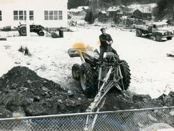 Eirik Rust kjøyrer traktorgravar