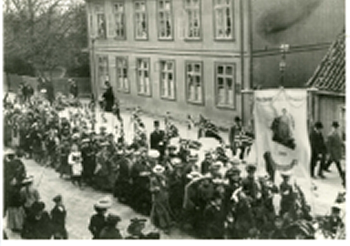 17. mai.

17. maitog.

Nygaardsgaten 17.

Nygaardsgaten 19 høyre billedkant.

Elever fra Pikeskolen (sannsynligvis).