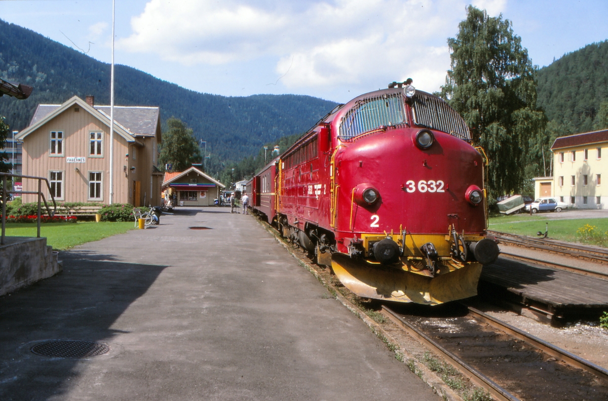 Persontog til Oslo S på Fagernes stasjon med dieselelektrisk lokomotiv, NSB type Di 3. Lokomotivet er malt i NSB sitt på den tid nye designprogram.
